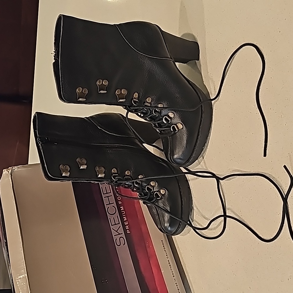 Sketchers Lace Up Boots